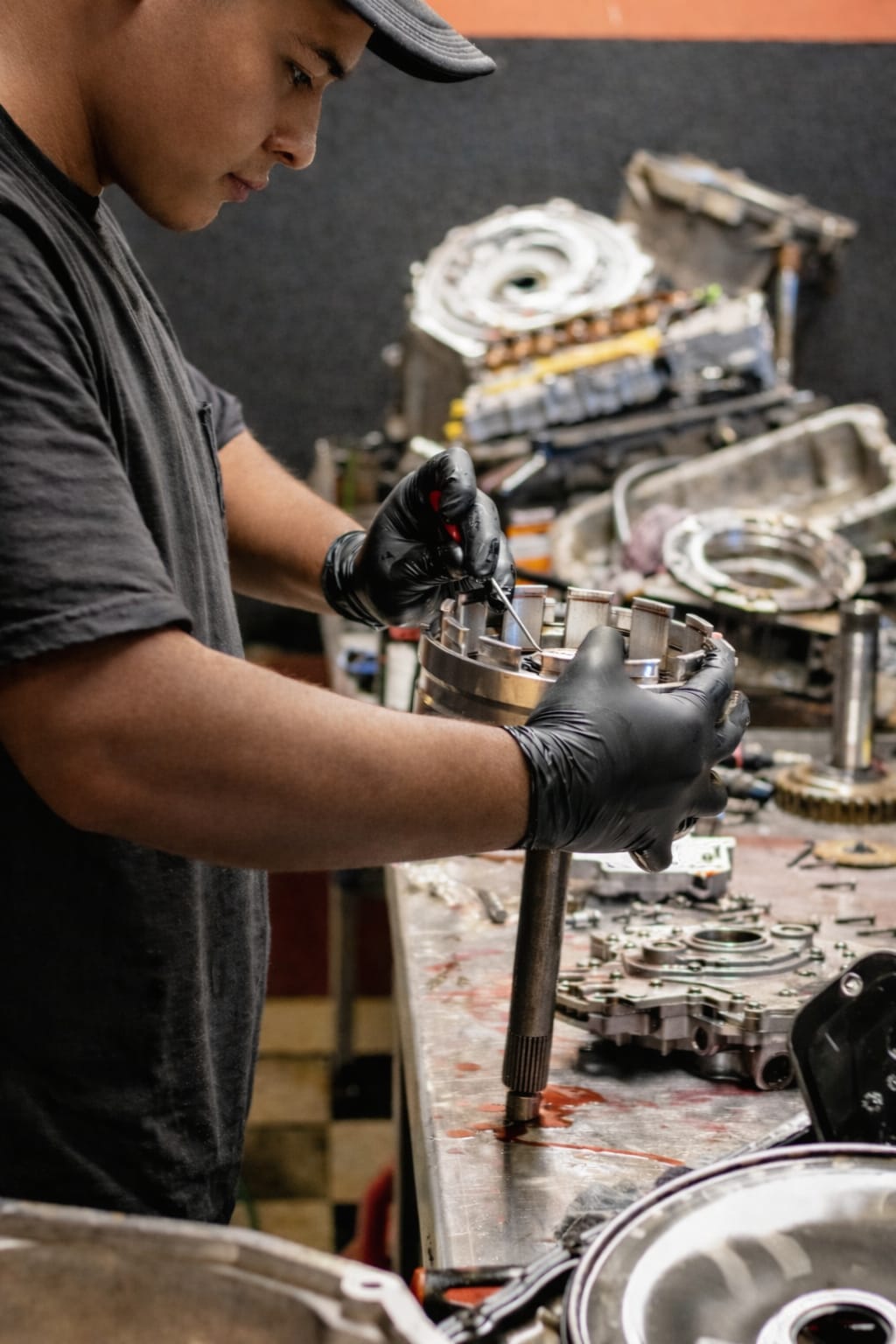 Técnico reconstruyendo una transmisión automática